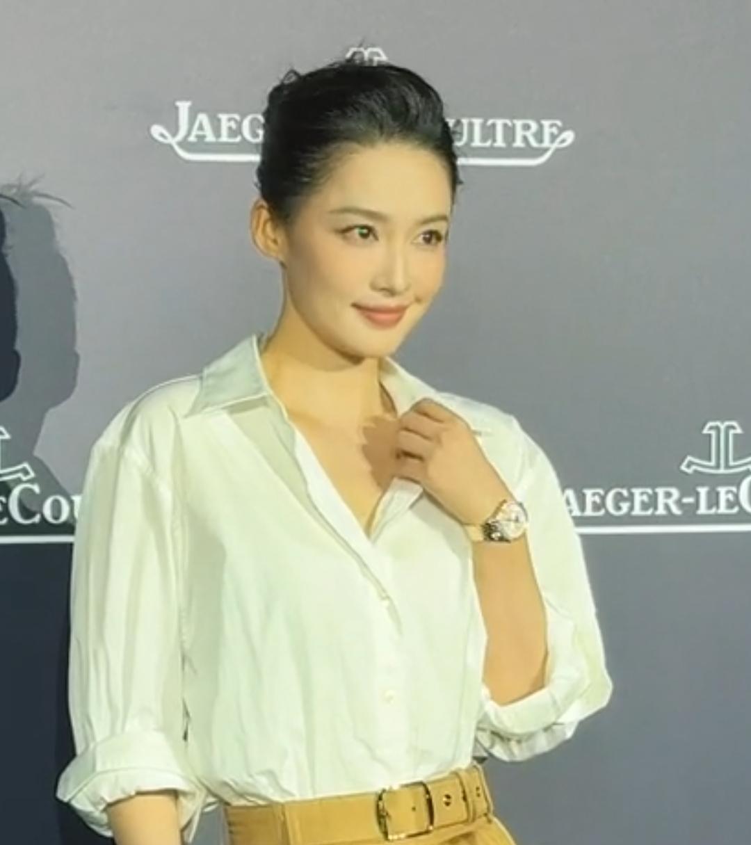 美女李沁真养眼，慢慢的更靠近袁泉前辈了，走红毯可以啥都不露 也有底气。很棒，一直