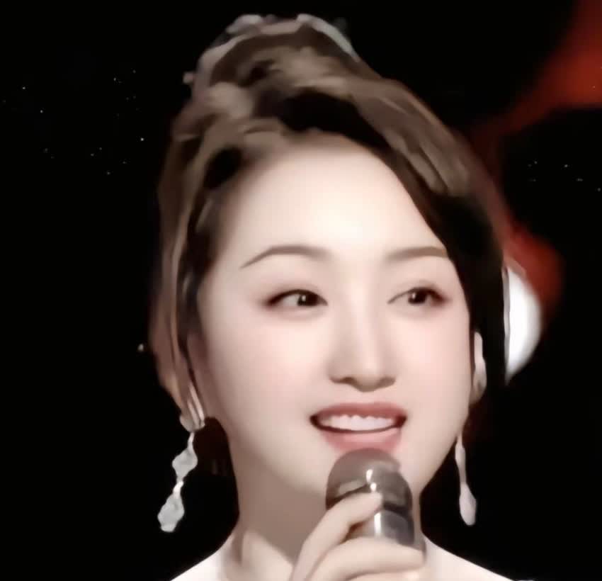 楚玲怎么能和杨钰莹比，那是没办法比的，一个是天上的星星，一个地上的萤火虫，两个人