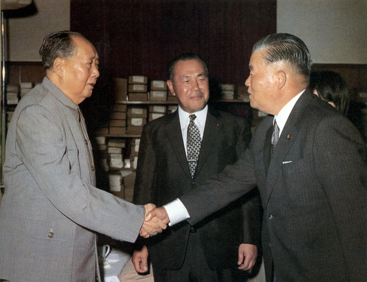 1972年9月27日毛主席接见日本首相田中角荣，用日语说谢谢。
时间是当天晚上八