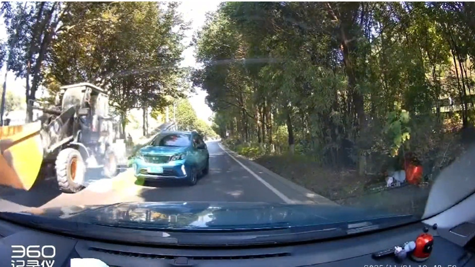 “霸道”超车？遵义交警回应网友举报！