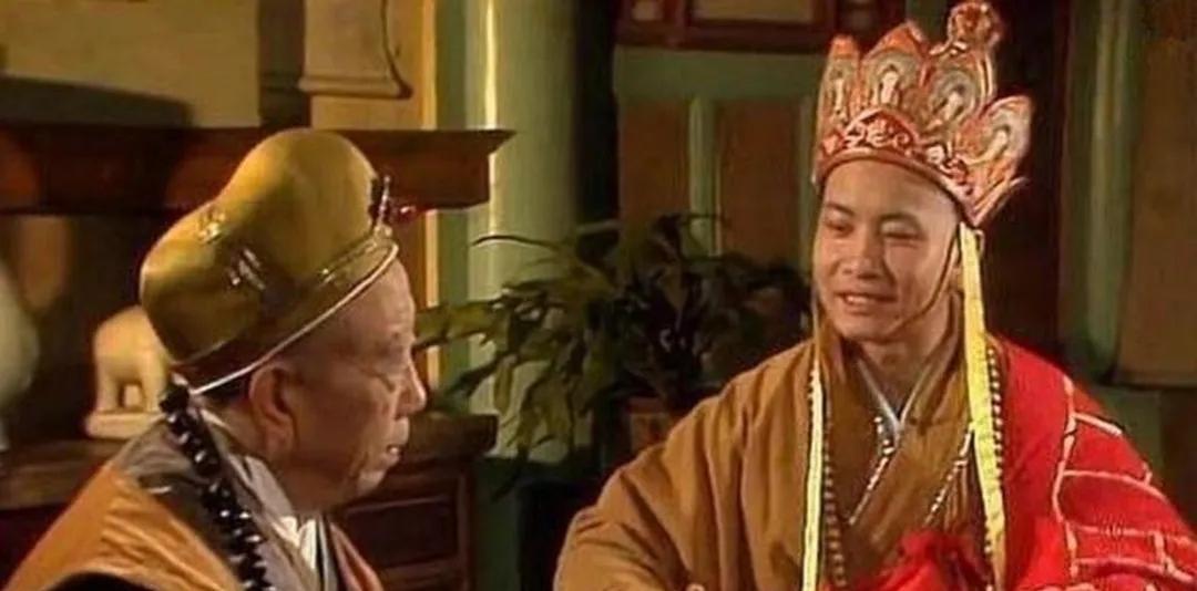 | 火烧观音寺 |
观音寺那个老和尚看了唐僧的宝袈裟，贪心大发，想烧死唐僧，把袈