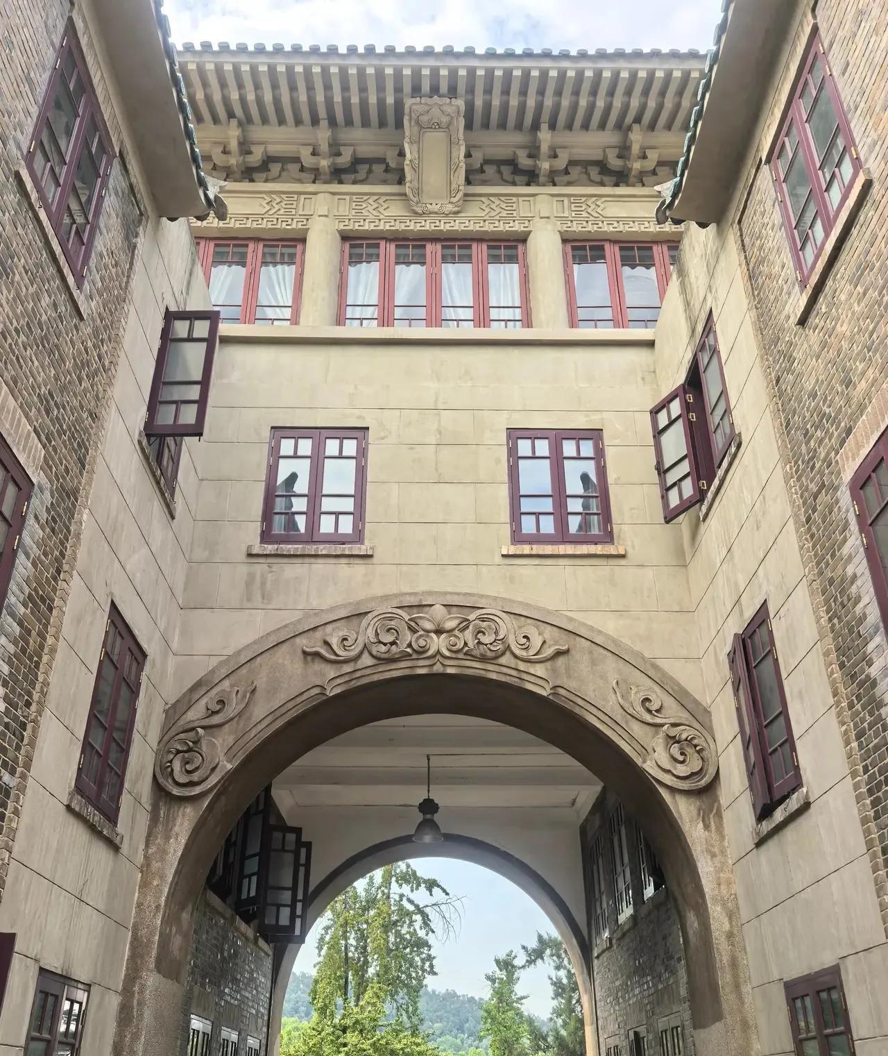 今天开始。。。。撕毁所有
对不起刘校长，对不起导师
一个品性恶毒的女流
让堂堂武