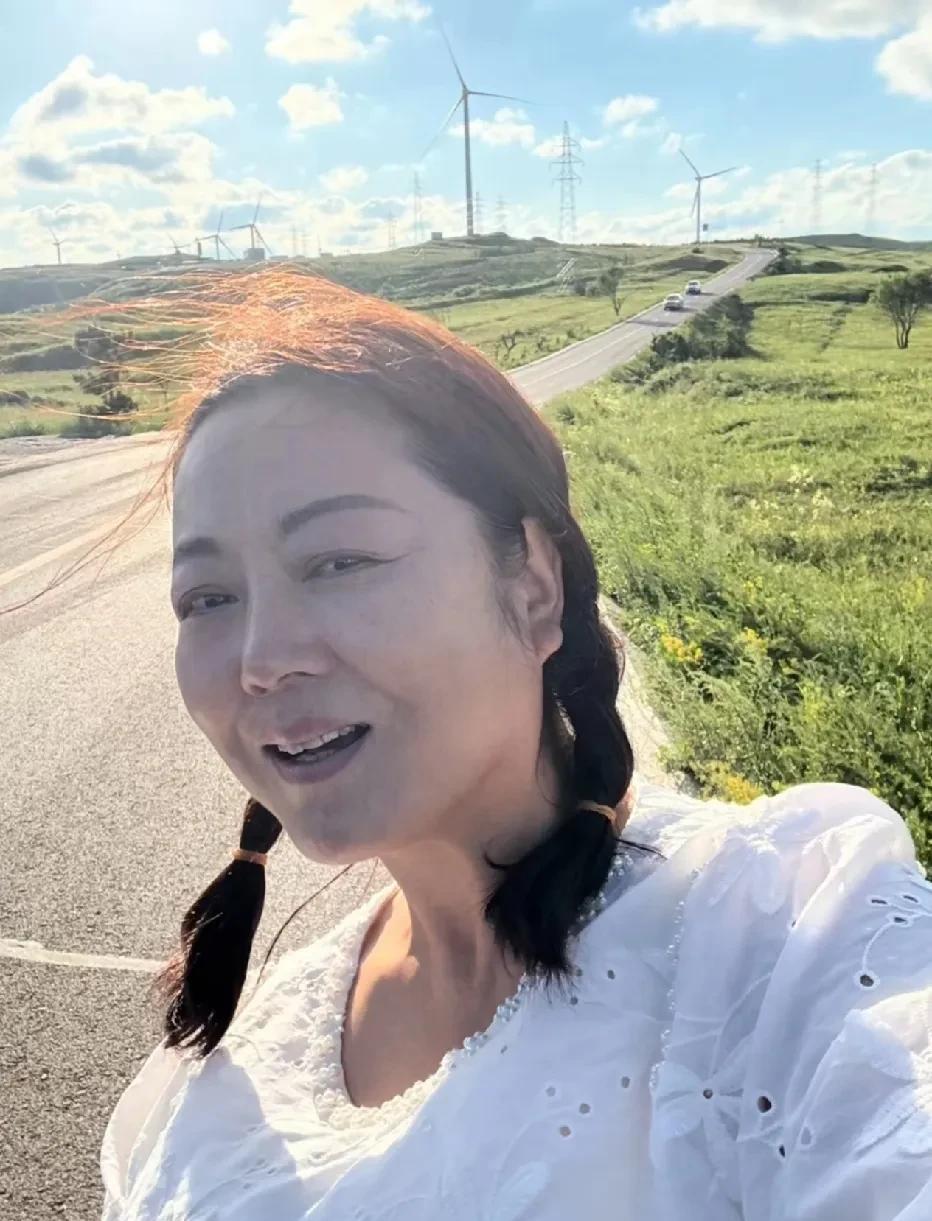 国家一级演员王茜华真是太孝顺了，带着父母去旅游，享受天伦之乐。王茜华是“乡村剧一