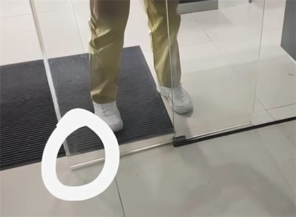 男子被感应门夹脚4儿子员工反怪其来试驾
日前，海南海口一名男子前往小鹏4儿子店试