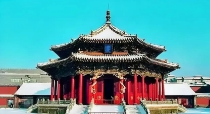 皇太极得知明将洪承畴喜欢女人，就派孝庄去劝降。孝庄说洪承畴是忠肝义胆之人，洪承畴