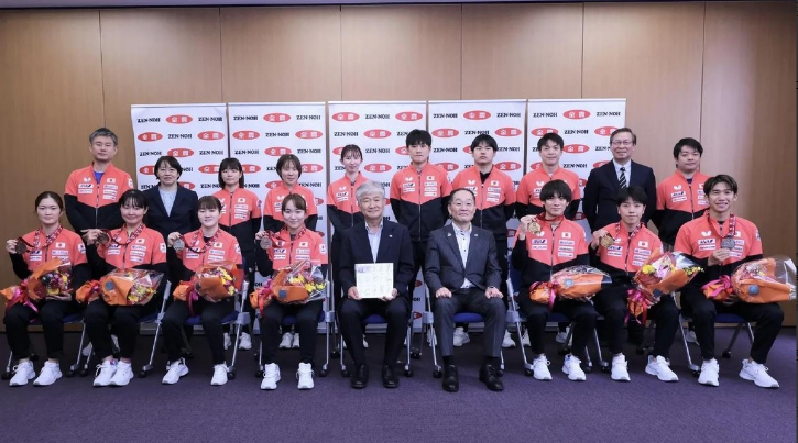 刷到日本乒乓球队最近的活动合影直接笑了。张本智和缩在第二排角落阴沉着脸的样子，跟