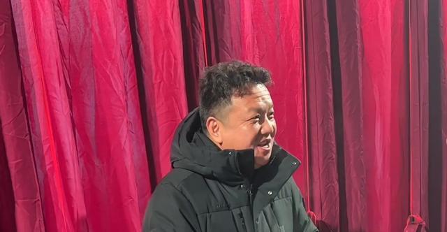 河南豫剧三团的舞台上，今天不知牵动了多少人的心。昔日的团长贾文龙消失不见，竟让贾