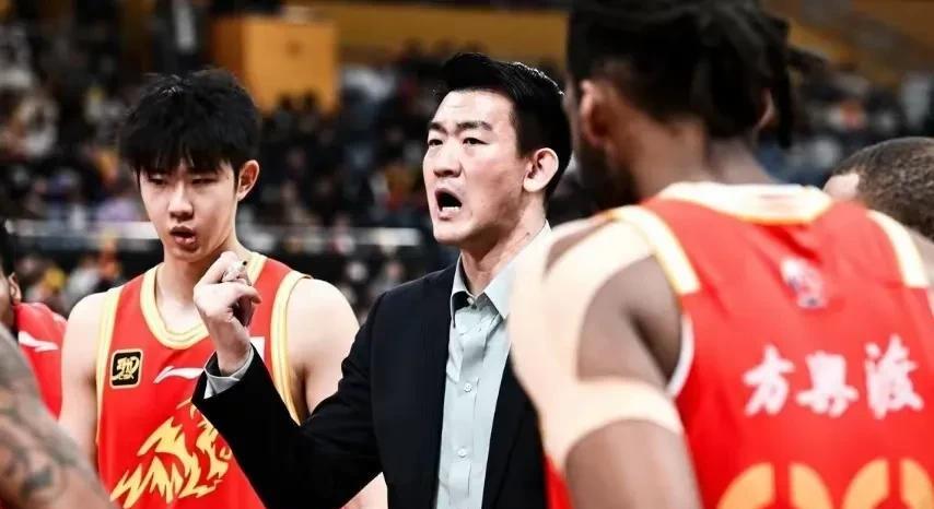 赛季最佳主教练名单，杨鸣入选！
CBA常规赛已经全部结束，各种奖项也随之而来，最