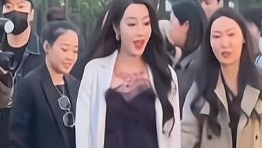 迪奥座位暴露关系亲疏：王子文坐后面，周也坐旁边，C位实至名归