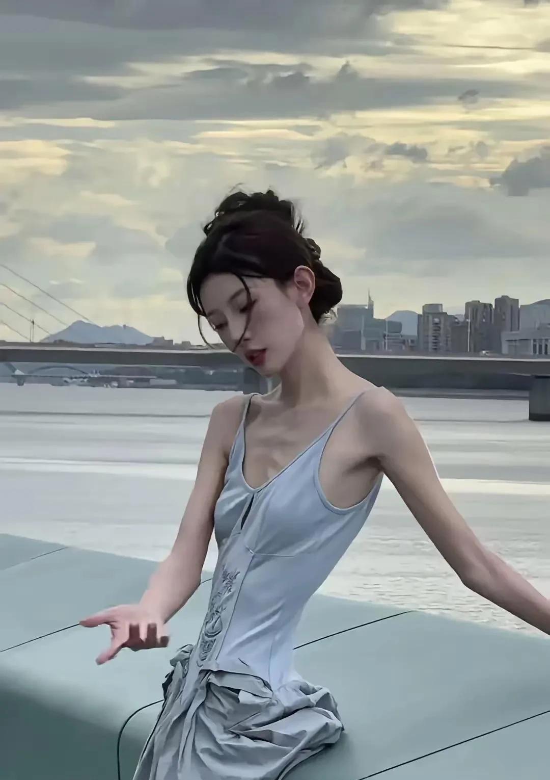 以瘦为美的女人
弱不禁风
男人真的会喜欢吗？
真是鬼模鬼样。
真是病态。
话说，