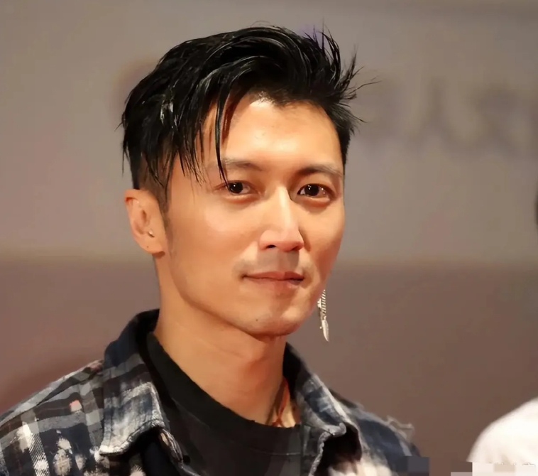 不得不说
谢霆锋真是个狠人！
谁能想到，他不仅人长得帅，做歌手拿奖拿到手软，做演