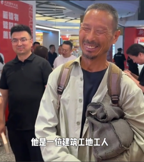 “太感动！”北京，在陈行甲新书分享会上，一位60岁工地大哥穿着破烂，满脸皱纹的站