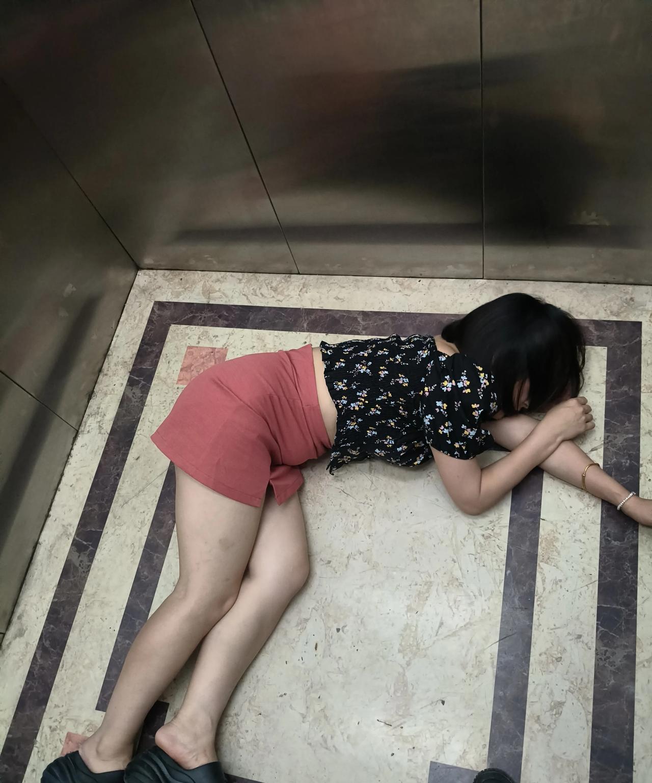 昨晚下班在电梯碰见一个美女，
看样子是喝醉了。
是捡尸带走呢还是送她回家？
这是
