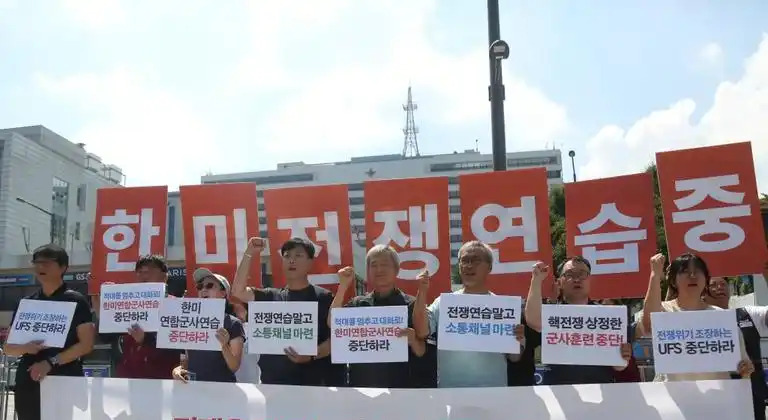 韩国养美国大兵 真是冤大头啊











韩国人啊，你们是不是脑子瓦特