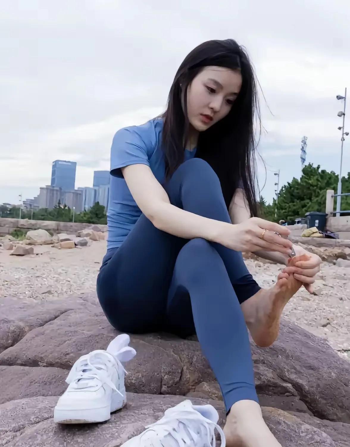 #城市中的小确幸# 在繁忙的都市中，享受片刻的宁静与自我护理。