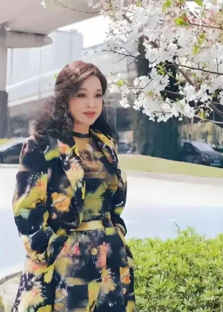你信吗？信这是70多岁的老人吗？
这状态这颜值，看上去也就像30多岁的少妇，真不