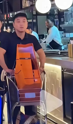 王皓既是好教练，又是模范丈夫和慈爱老爹！[赞][比心]
王皓教练由于大头多哈勇夺