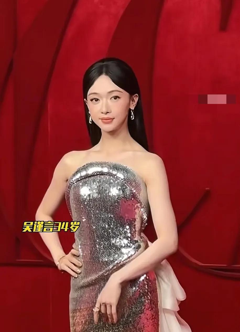 吴谨言冲上热搜！
5月28日，吴谨言突然冲上了热搜，只因为她刚生产完孩子不久首次