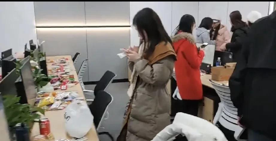 十几年前曾经遇到过这么一个领导：上班向来都是踩点来，下班只要没事，走的比所有人都