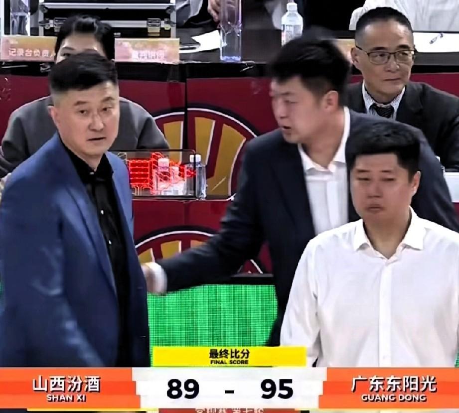 看用兵，杜锋比潘江更想赢！
潘江让一个小外援和张宁，相当于两个外援40分，输赢都