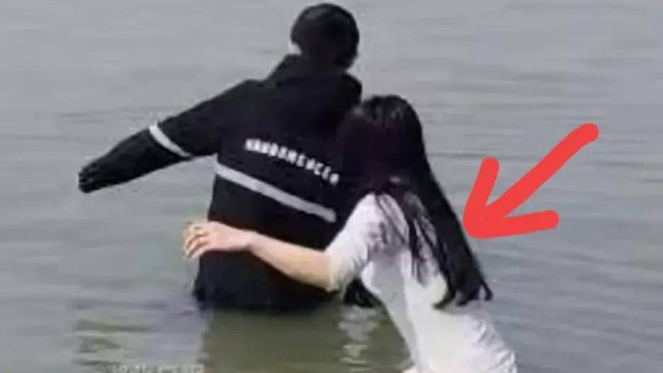 真女神下凡！湖北女子江中勇救轻生男，感动现场所有的人