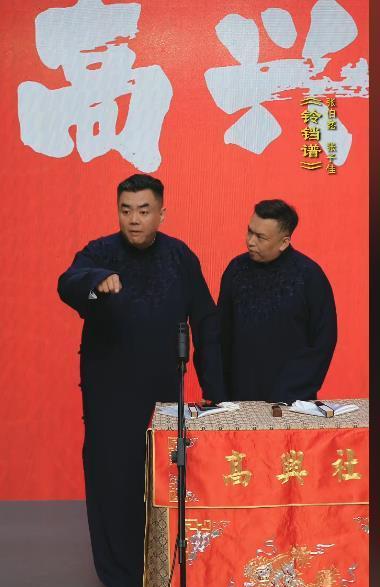 晚上看了一小时高兴社的直播，听了张伯鑫半段《铃铛谱》，我觉得他有一个坏毛病，会导