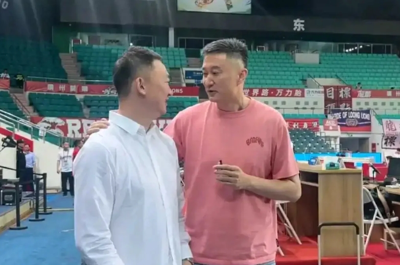 季后赛，广东客战山西G2，恕我直言，赛前，杜锋应放下面子，虚心地向刘维伟请教，如