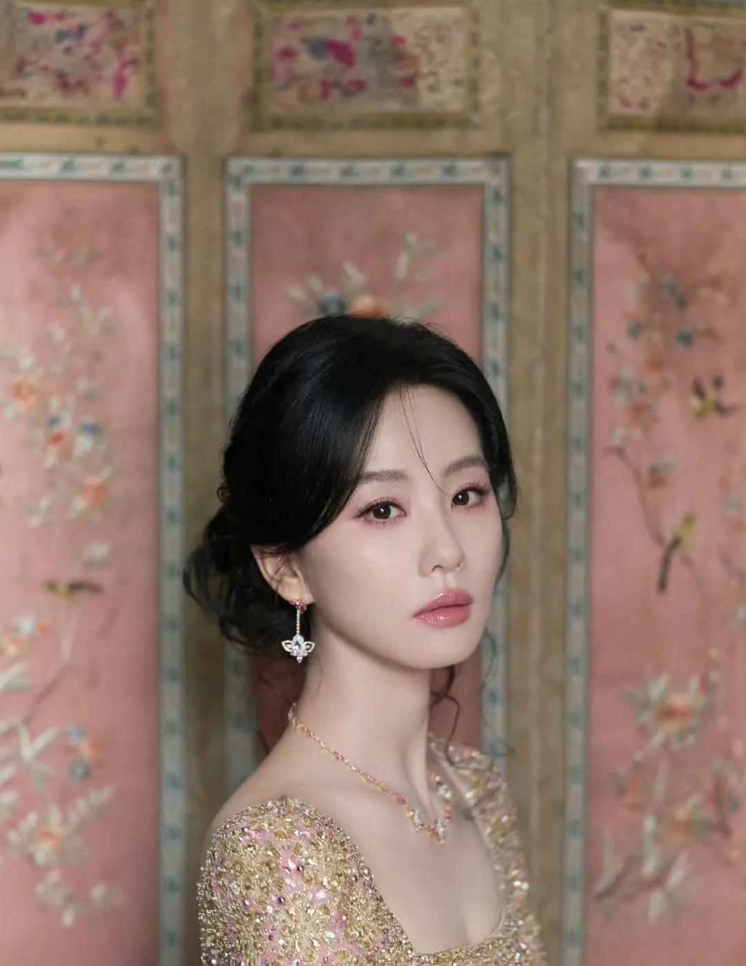 刘诗诗时尚中国之夜活动造型美翻了……
漂亮的女神戴着漂亮的绒花，穿着华丽丽的礼服