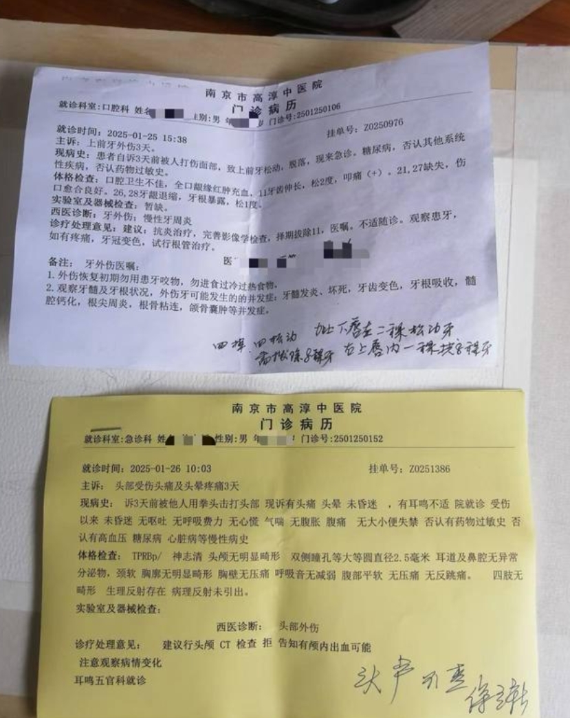 太猖狂了！江苏南京，一男子欠79岁老太45万元，老太儿子带着法官前往讨债，万万没