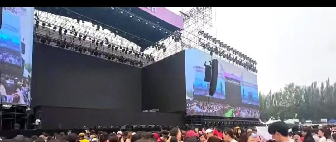 任嘉伦音乐节现场人山人海，任山任海的应援阵仗一年比一年热闹！

不过最让我破