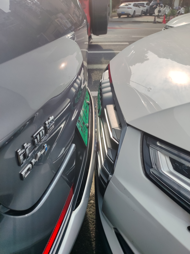 等红绿灯被追尾不严重怎么处理
后保险杠擦了一些漆，要怎么处理？有没有老司机教教我