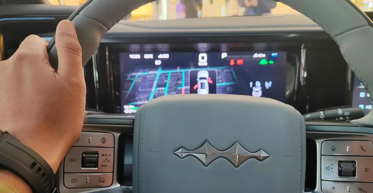 方程豹汽车驾驶感受挺复杂的。
动力方面超棒，像方程豹5，电动机推背感强，红绿灯