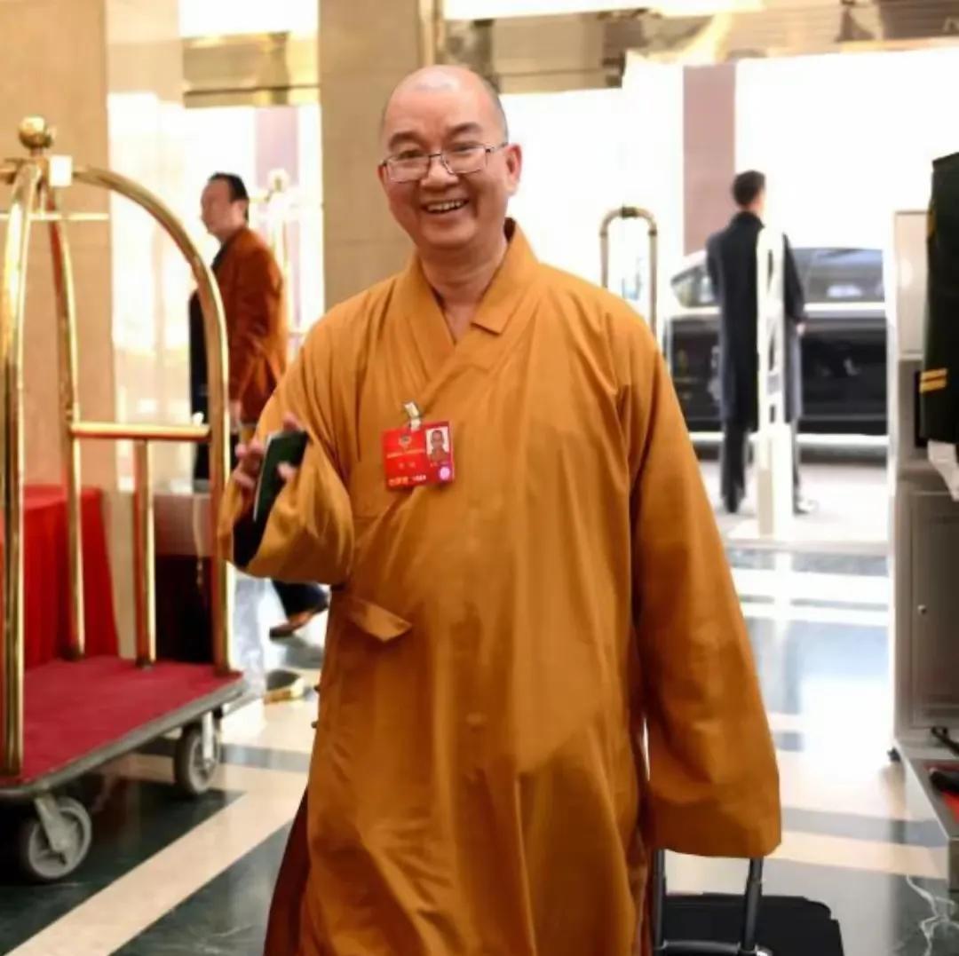 学诚大和尚
逆流而上，信念为舟
生命的动力来源于理想和信念，正如逆流而上的舟楫，