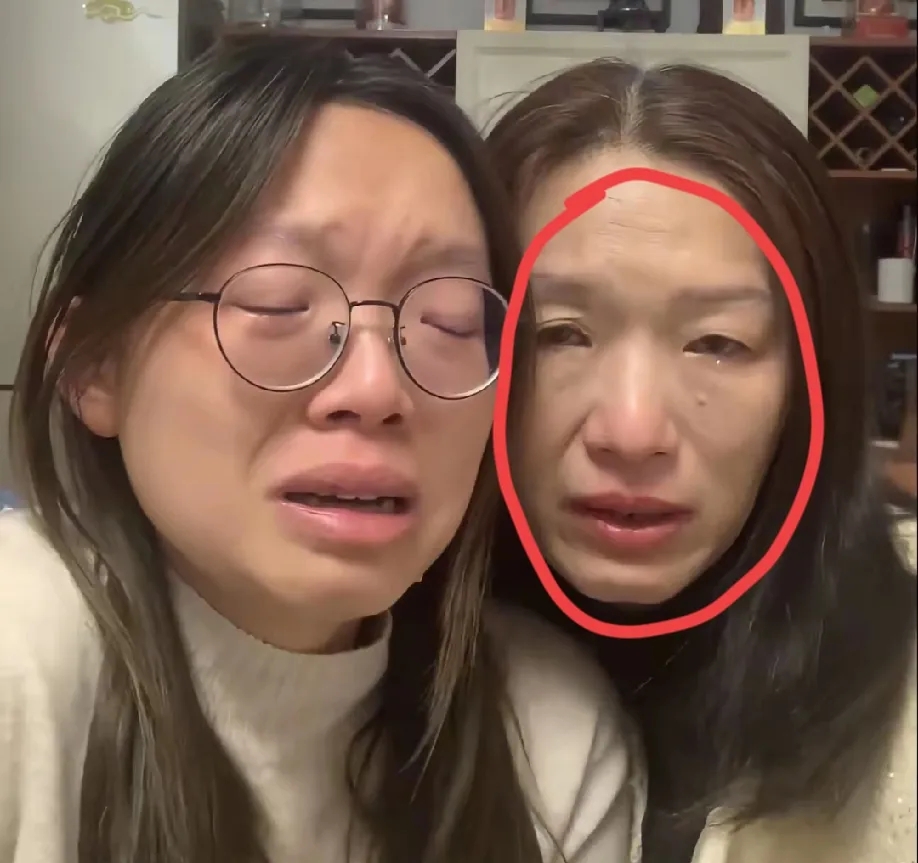 刷到谢家大女儿和谢妈妈合拍的视频，我发现了三个很有意思的细节！

1.谢妈妈满眼