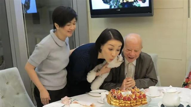 吴君如心碎：父亲夏春秋，我们的故事未完待续！