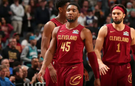 NBA目前的连胜场次：
1、骑士，13连胜
2、湖人，8连胜
3、雷霆，6连胜