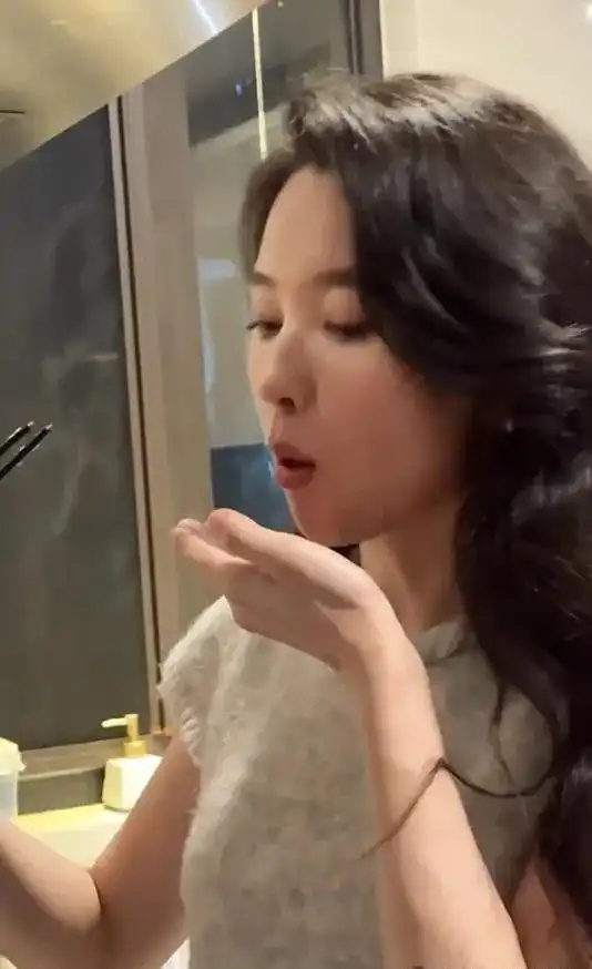 森林北不仅人美，做饭也好吃，唱歌还这么好听，汪峰哥哥真有福气，好羡慕！
