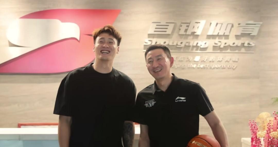 来到北京男篮的赵睿非常开心，看起来赵睿非常喜欢北京，终于可以联手周琦了，这对国家
