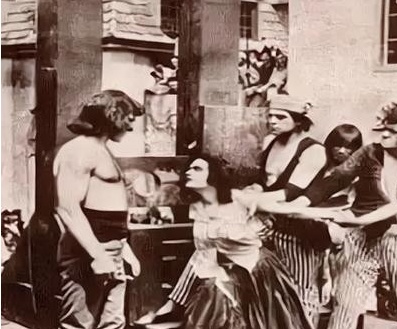 1638年，法国昂热，一个18岁漂亮女孩即将被送上了绞刑架。



当时的社会背