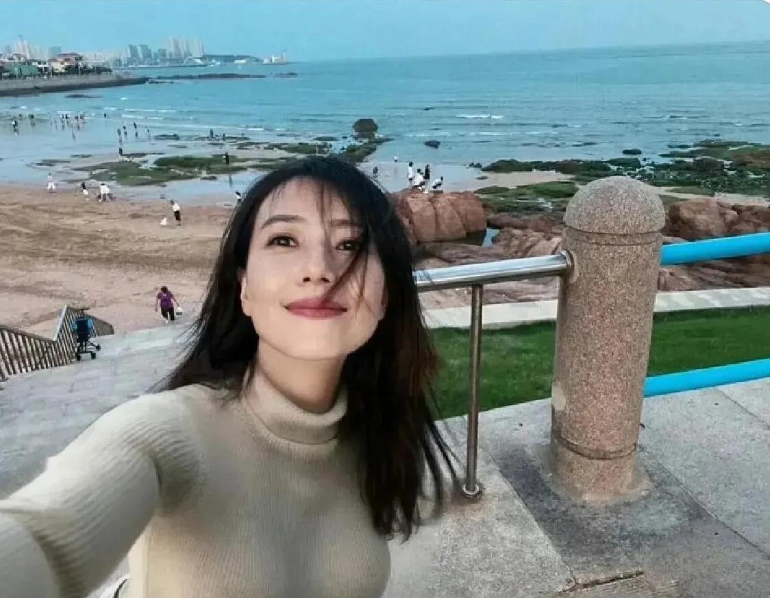 早些年国民女神高圆圆在海边玩的留影，她其实第一眼看上并没有想象中那么美。但这身材
