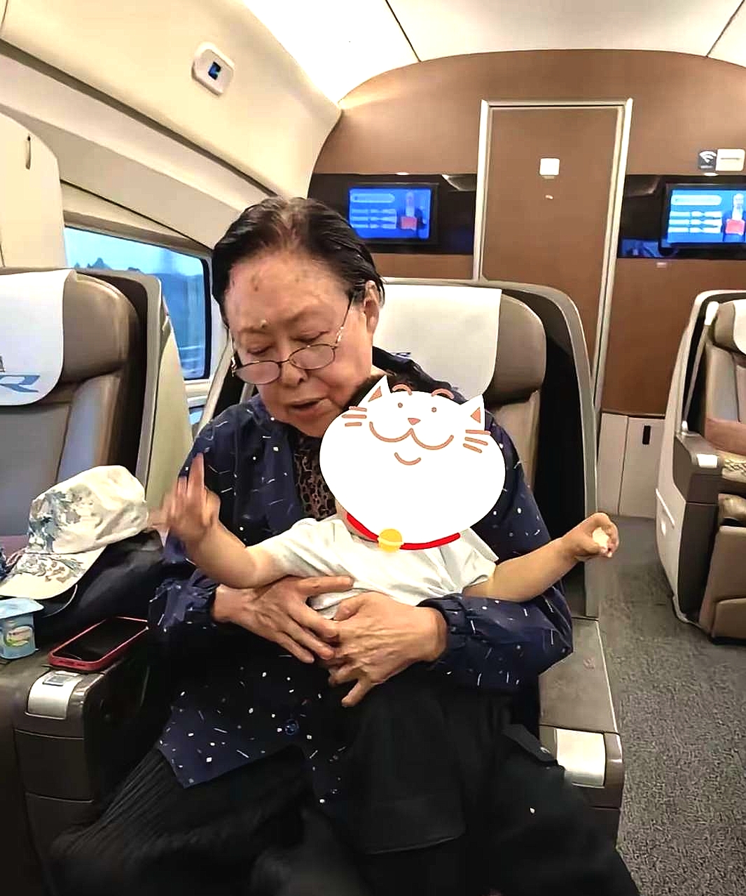 高铁上的老皇后生活中和普通人没两样