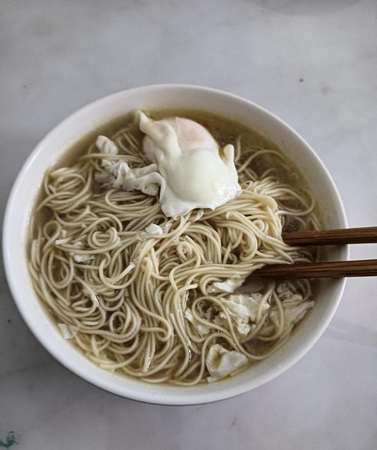 一天了，才吃这一顿饭！外面一直下着雨，今天到现在一单外卖也没跑。
雨衣已经买过了