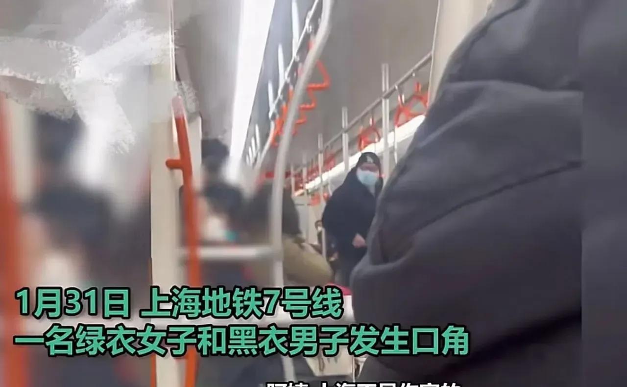 近日，上海，大妈上地铁发现没座位，强行挤进一个5人座的位置，还怒骂道：“都是你们