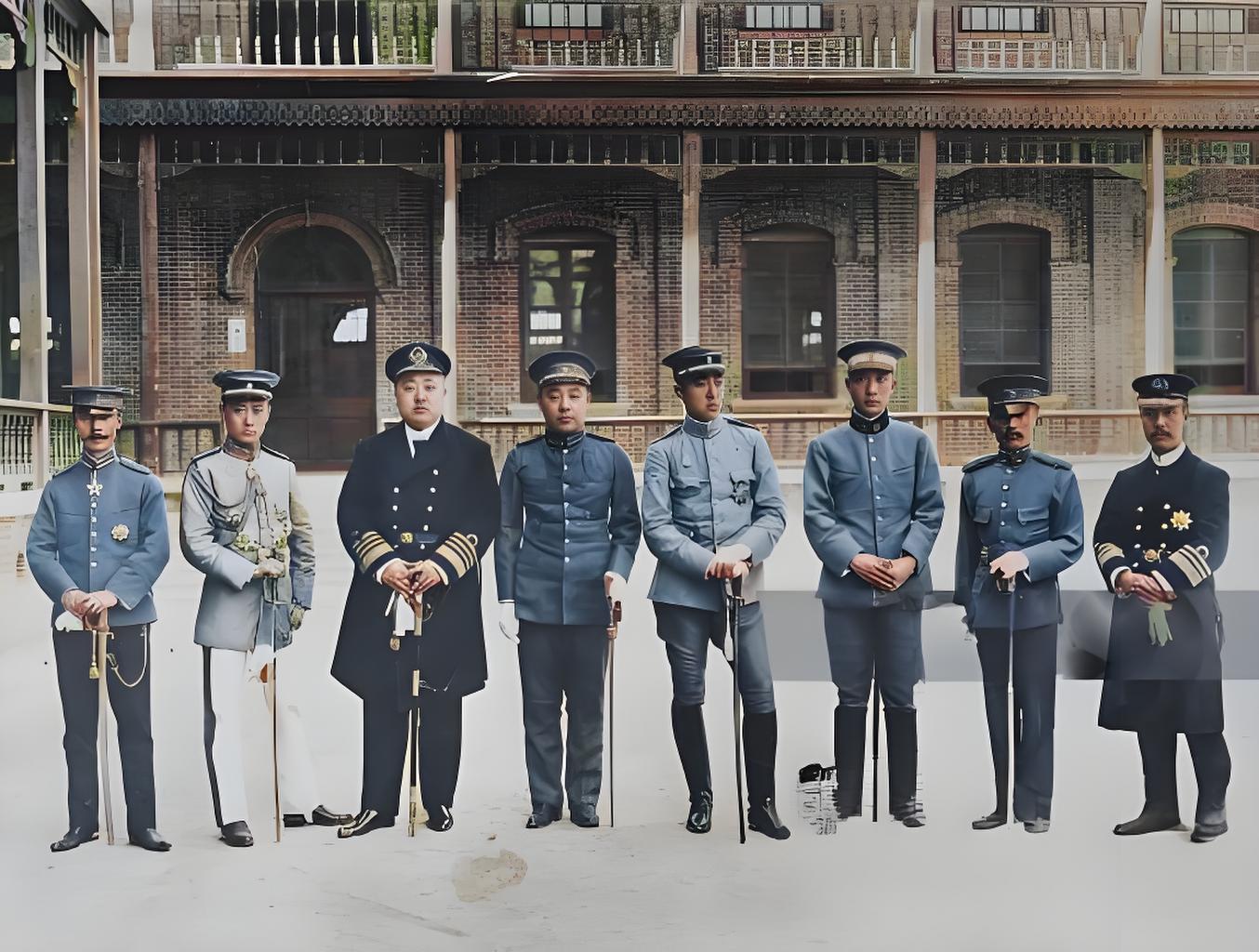 1911年初，清政府派大臣载洵等校阅新建陆军。图为校阅陆军大臣1911年1月的合