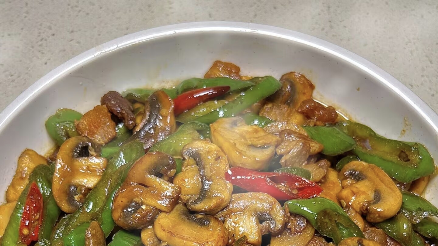 鲜掉牙的青椒炒口蘑，这“素菜之王”比肉还香！
