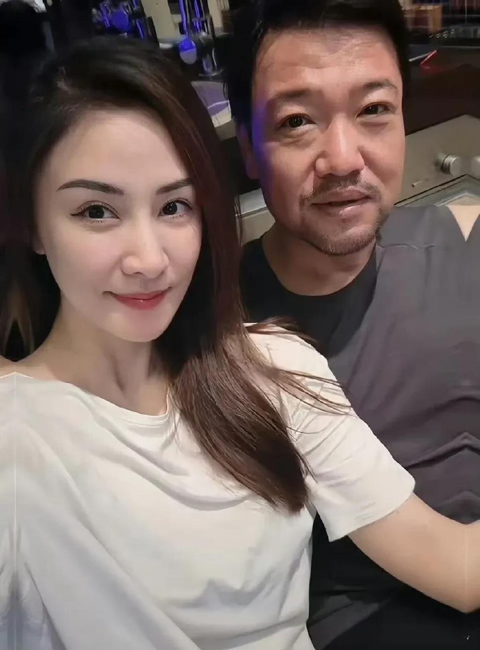 #贾冰老婆颜值# 救命！刷到贾冰和老婆的照片，直接惊掉下巴！之前完全没想到贾冰老