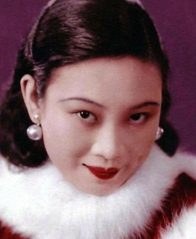 1946年，一代美人胡蝶被按在床上，戴笠撕扯着她的旗袍：“想你丈夫孩子平安，就乖