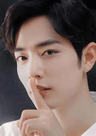 当肖战将账号名从“X玖少年团肖战DAYTOY”简化为“肖战”时，瞬间引爆全网，粉