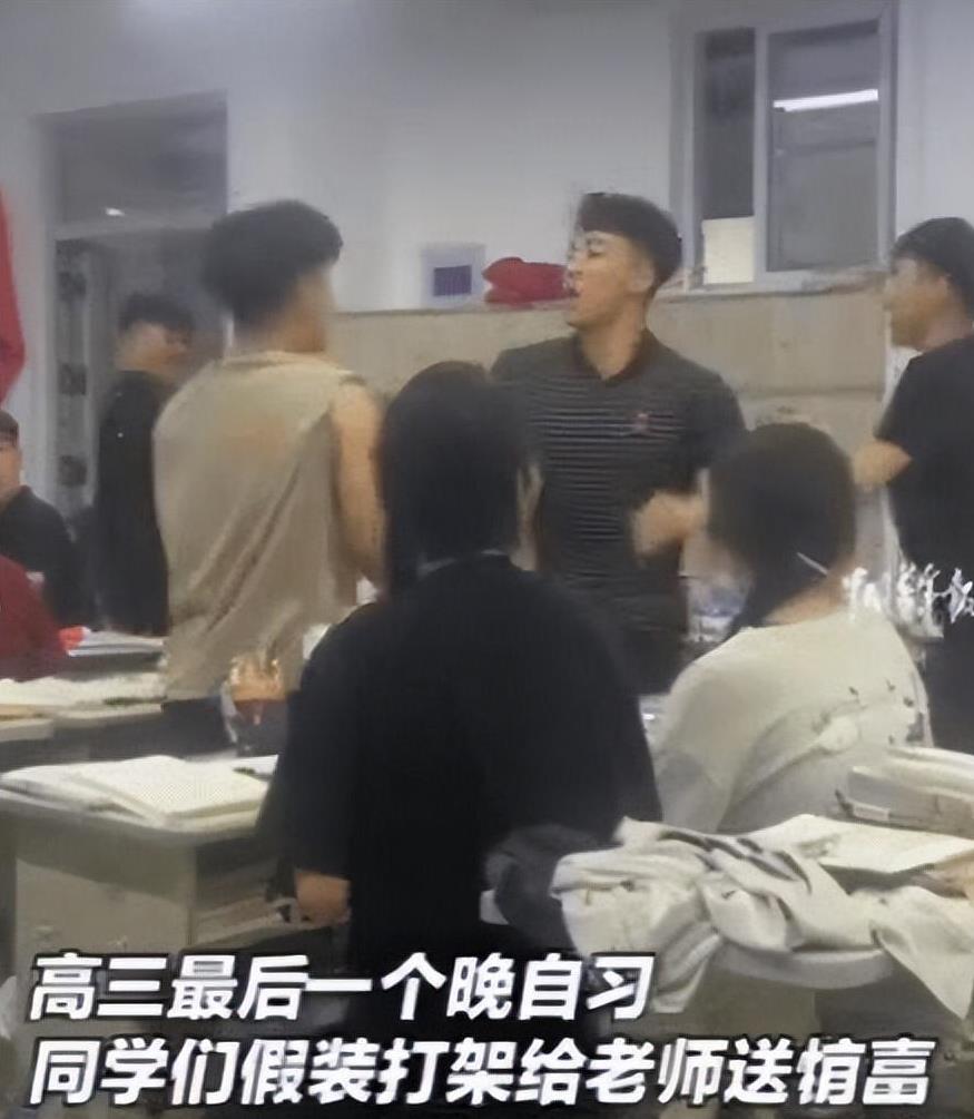 泪目！近日，山东聊城，上晚自习时，班主任得知班上2个男生打架，刚走到教室，就看见