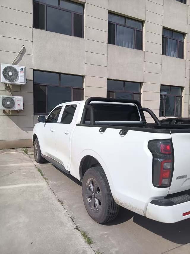 竖置矩形造型
和车身硬朗的皮卡风格还挺契合，黑色灯罩搭配红色灯组的配色，视觉上挺